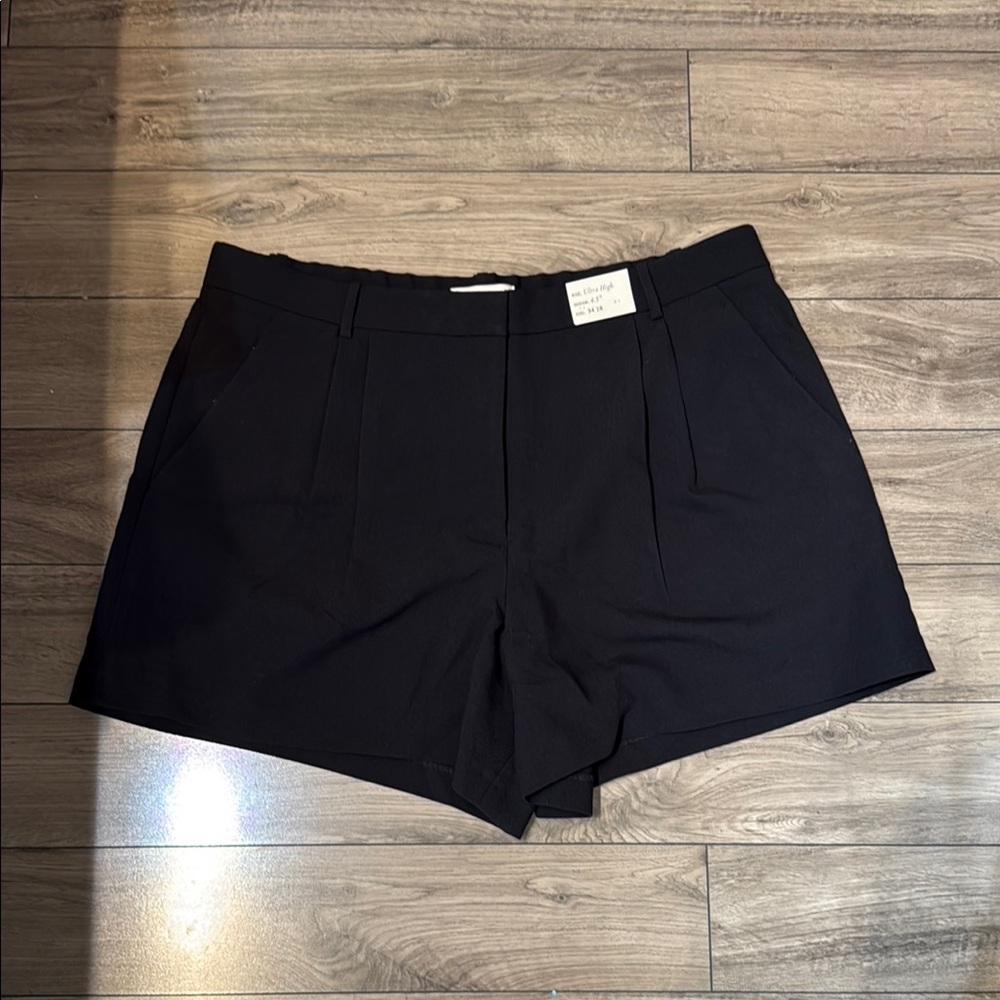 NEVER WORN - Women's Black Shorts